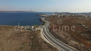 空弯曲的高速公路，孤车从爱琴海沿岸驶过